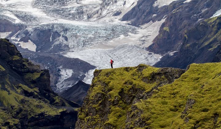Auf dem Laugavegur Trail erwarten dich atemberaubende Ausblicke auf die Gletscher Vatnajökull, Mýrdalsjökull und Eyjafjallajökull.