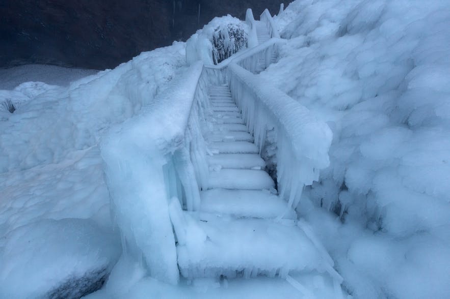 冰島冬季完全結冰的樓梯