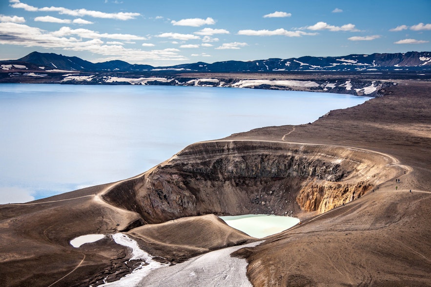 Le magnifique lac d'Askja et sa source chaude de cratère de Víti