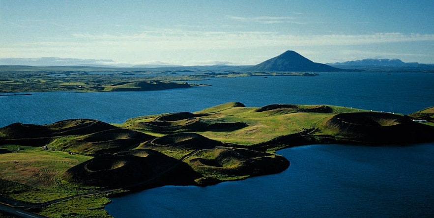 Vue au-dessus des cratères de Skútustaðagígar au bord du lac Myvatn