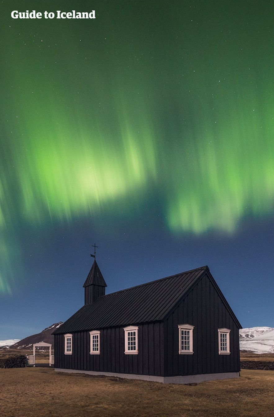 冰岛斯奈山的美丽极光，黑教堂是完美的摄影前景