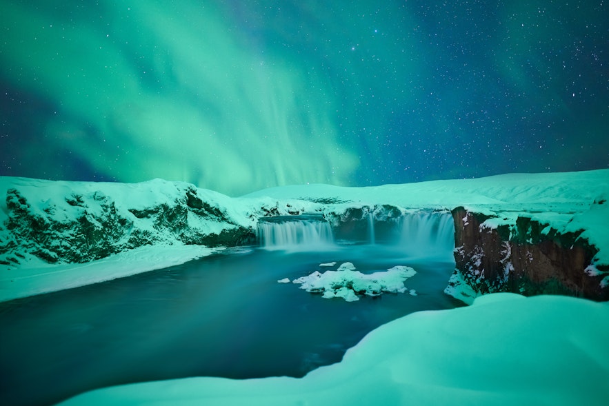 冬季冰岛北部神之瀑布，看梦幻极光