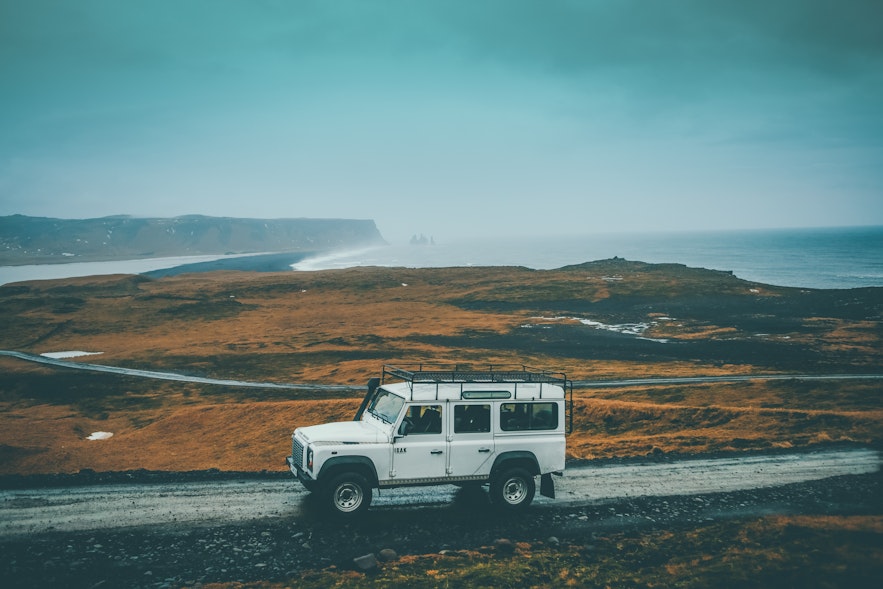 冰岛很多道路碎石很多，建议大家租车时增加碎石保险