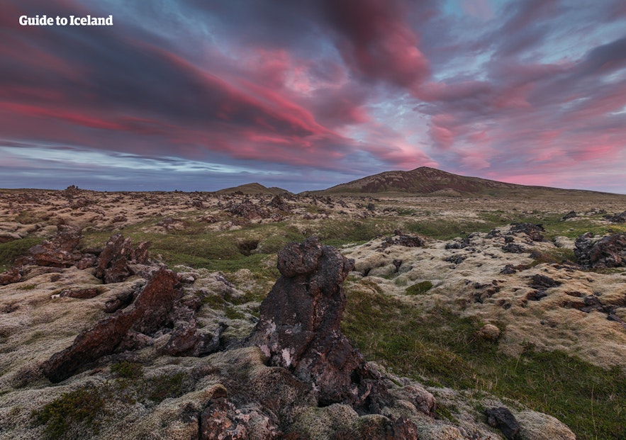 夏季冰岛风光：日不落、苔藓熔岩地貌