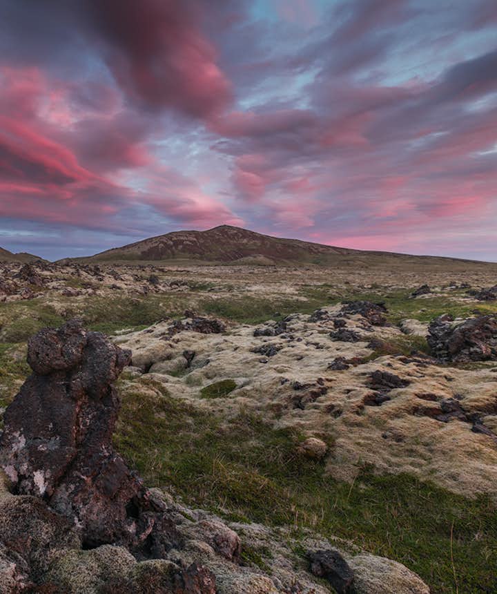 夏季冰岛风光：日不落、苔藓熔岩地貌