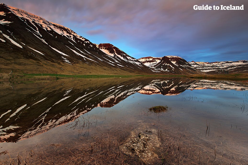 冰岛西部峡湾其中一个沐浴在午夜阳光下的绝美峡湾