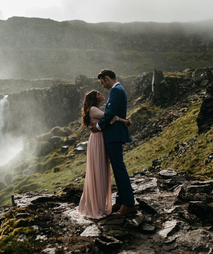 Zachwycające zdjęcie ślubne znad Wodospadu Dynjandi na Fiordach Zachodnich na Islandii. 