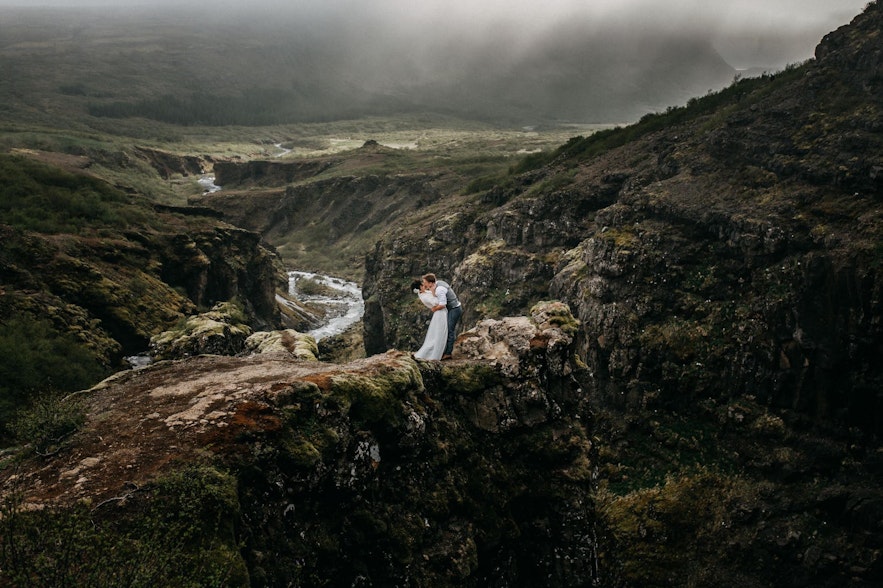 Zachwycające krajobrazy Islandii na ślubnych zdjęciach. 