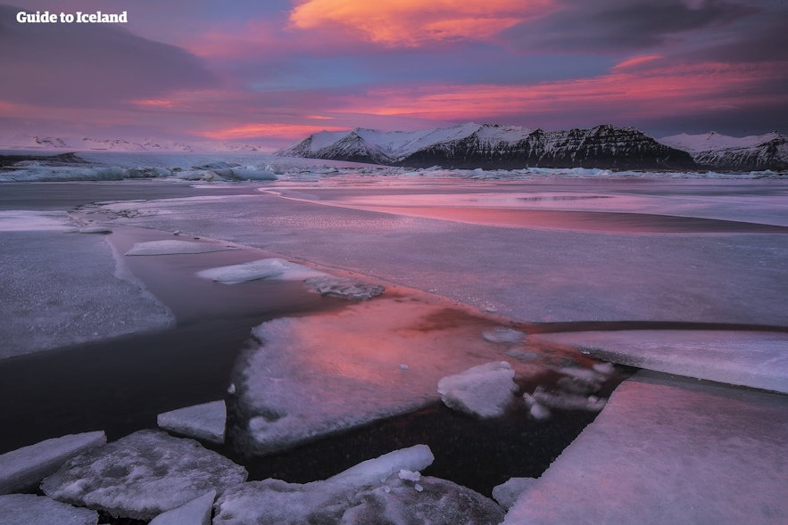 冰岛的最美景点－杰古沙龙冰河湖沐浴在粉色的日落柔光中