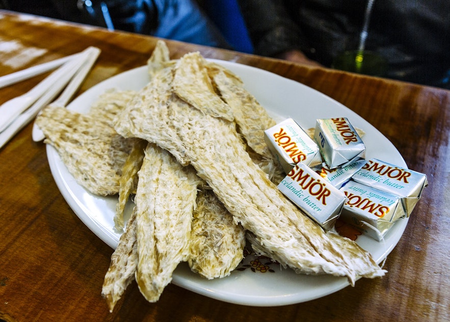 Islandzkie suszone ryby - sztokfisz - i masło; danie lubiane przez wielu.