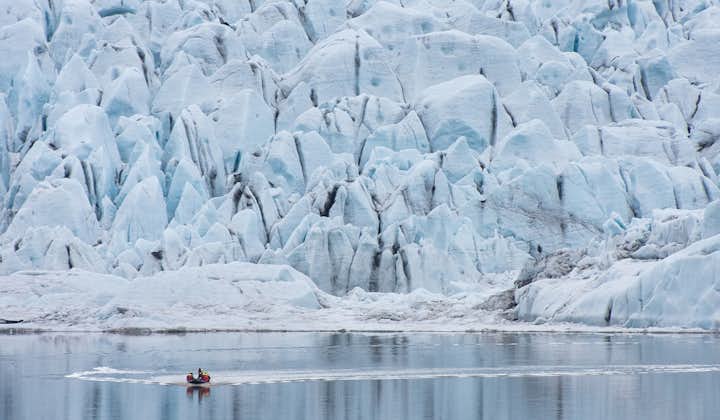 Fjallsárlón冰河湖所连接的冰川蔚为壮观，还曾出现在电影白日梦想家中