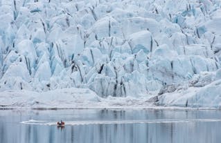 Fjallsárlón冰河湖所连接的冰川蔚为壮观，还曾出现在电影白日梦想家中