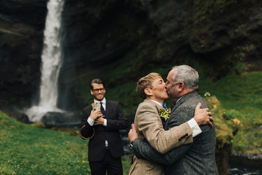 Piękna ceremonia ślubna przy jednym z zachwycających wodospadów na Islandii. 