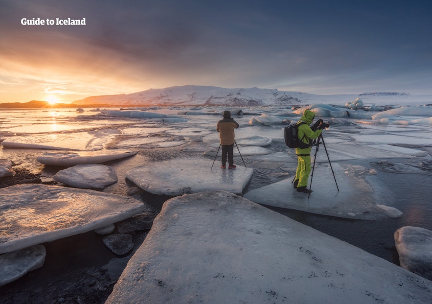 不要站在杰古沙龙冰河湖的浮冰上拍照，这样做有很大危险