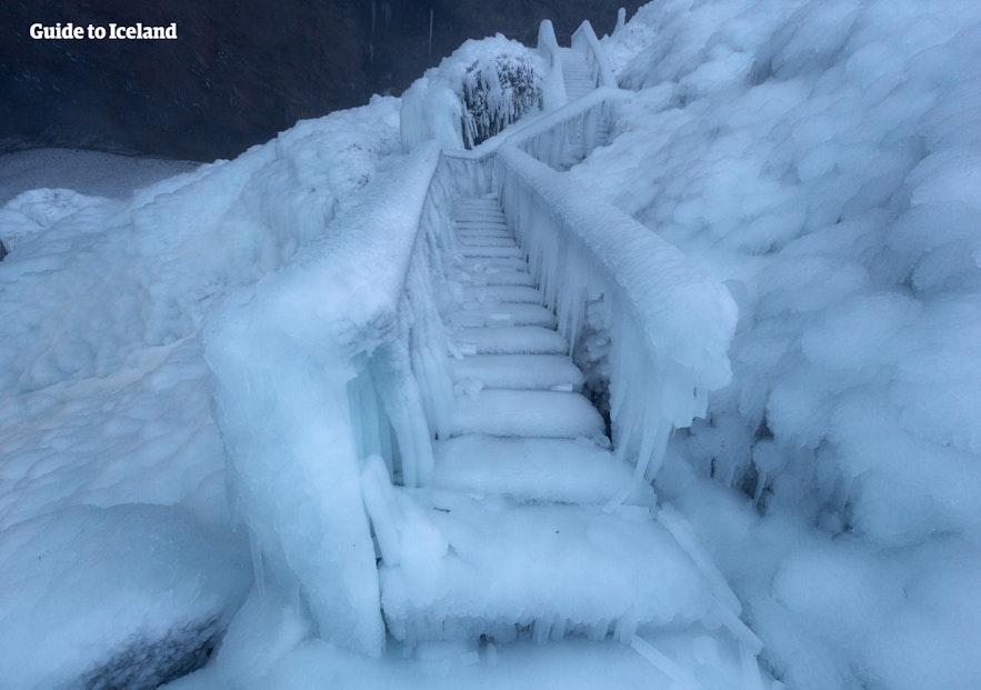 塞里雅兰瀑布的观景台阶冻上了结实的冰