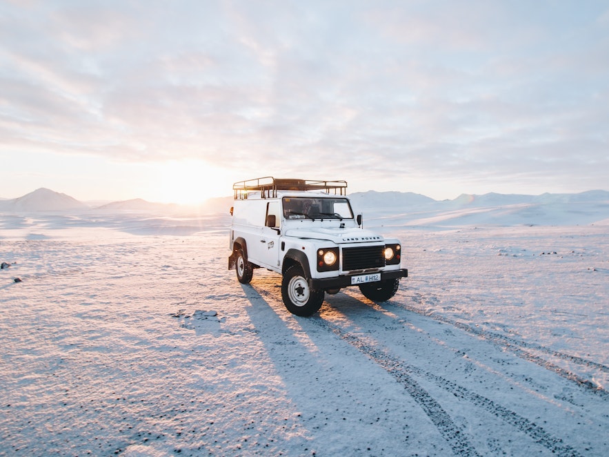 冬季在冰岛自驾，最好选择四驱车。如果是长途，是必须。