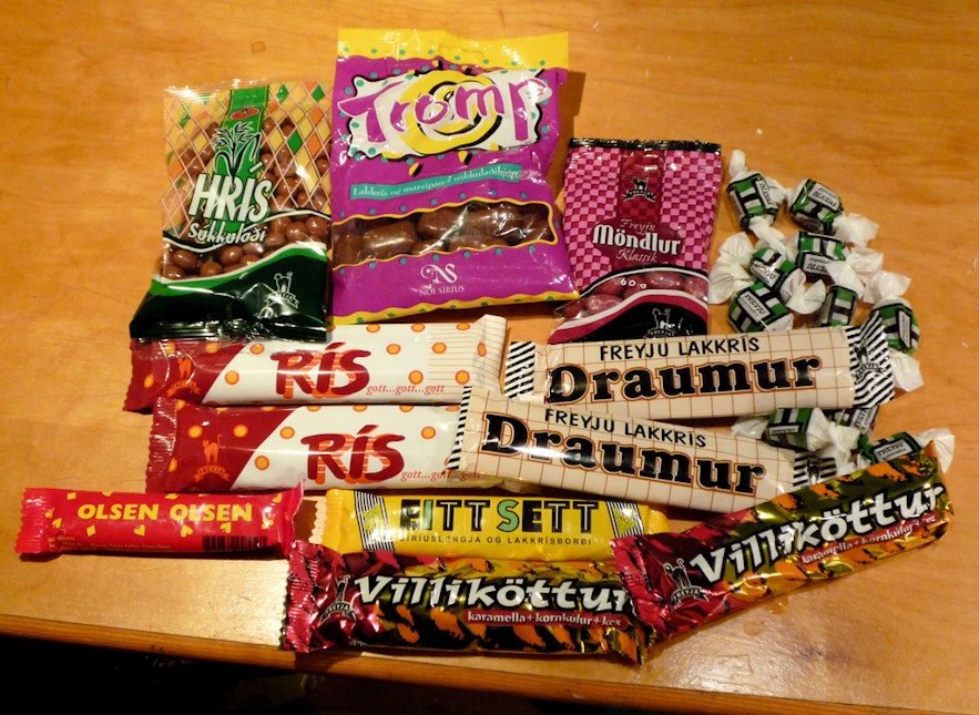 Isländische Süßigkeiten, die meisten sind mit Schokolade überzogene Lakritze.