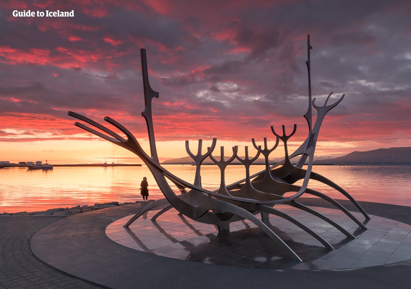 Der ‚Sun Voyager‘ ist eine Metallskulptur von einem langen Schiff, die auf Islands Geschichte als Wikingernation anspielt.