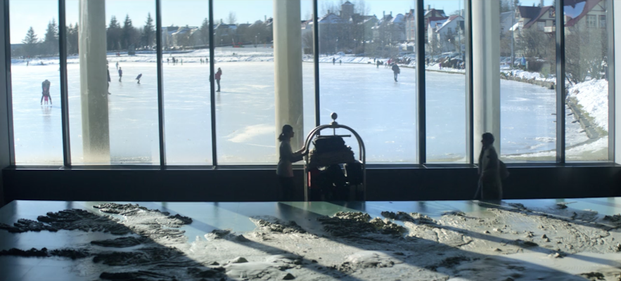 La mairie de Reykjavik joue le rôle d'un hôtel dans Black Mirror S04E03