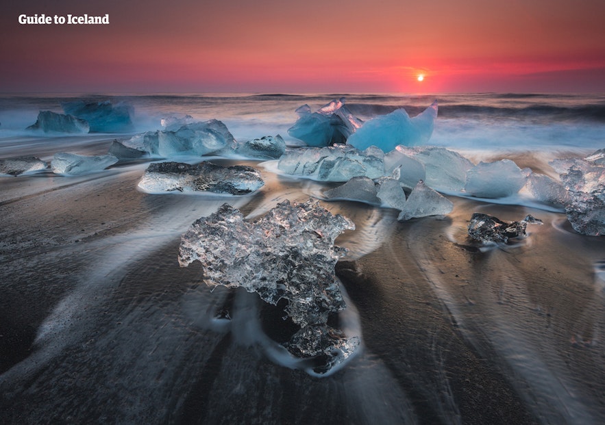 钻石冰沙滩上正在融化的闪闪发光的冰块。