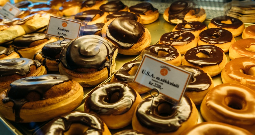 Isländsiche "Snúdur"-Zimtschnecken und amerikanische Donuts