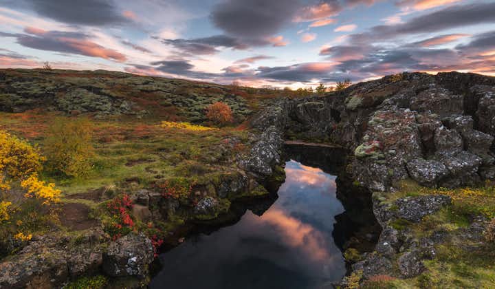 Szczelina Silfra w Parku Narodowym Þingvellir jest wypełniona wodą tak nieskazitelną, że widoczność przekracza 120 metrów.
