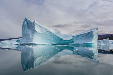 一块出现在东格陵兰岛斯科斯比湾(Scoresby Sound)造型优美的巨型浮冰