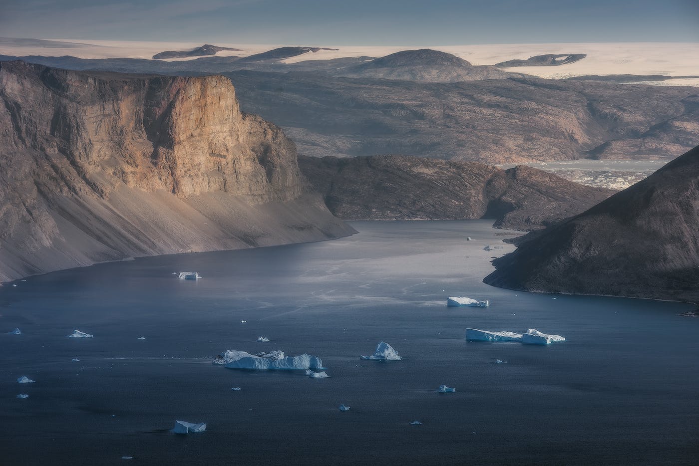 格陵兰岛米尔恩地(Milne Land)陡峭而雄伟的海岸悬崖