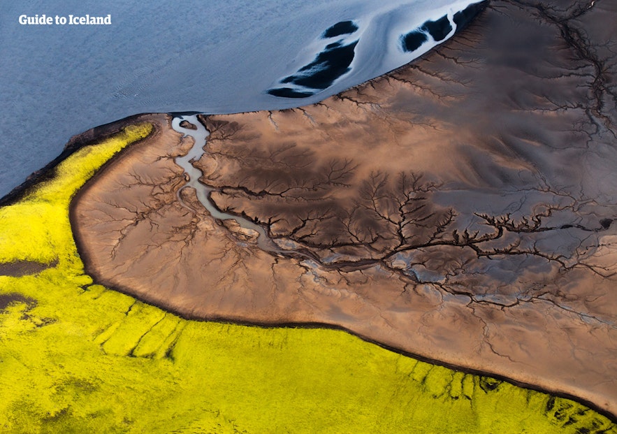 空中航拍冰岛内陆高地，犹如艺术画作般的景色
