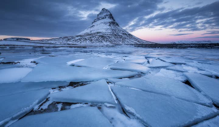Die gefrorenen Landschaften der Halbinsel Snæfellsnes umgeben den Berg Kirkjufell.