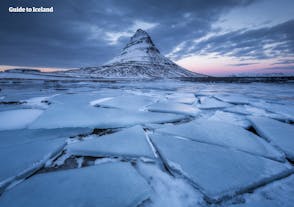 Die gefrorenen Landschaften der Halbinsel Snæfellsnes umgeben den Berg Kirkjufell.