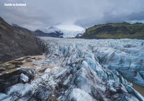 남부 아이슬란드의 스타스카프타펠 자연보호구역. 사진에 나온 스비나펠스요쿨 빙하지역이나 스바르티포스 폭포로 잘 알려져 있습니다.