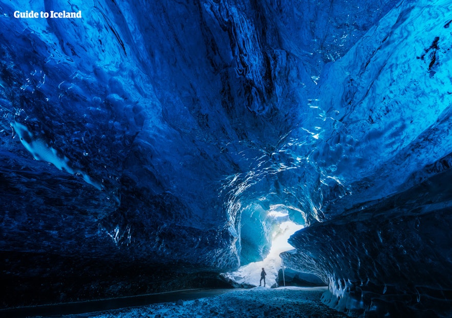Błękitne wnętrze jaskini lodowej na Islandii