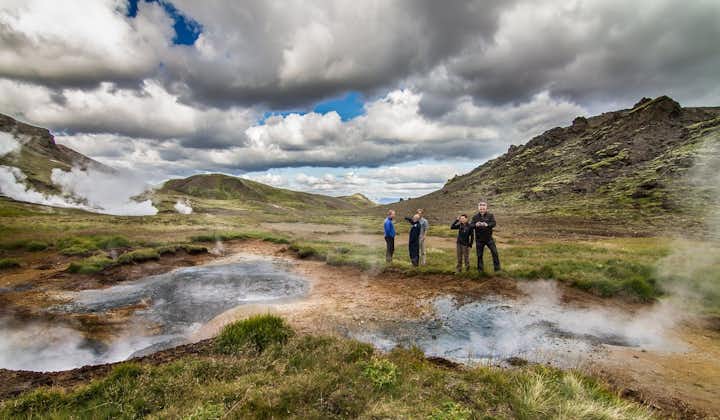 地球の鼓動が感じられるアイスランドの地熱地帯を見学するヘリコプターツアー