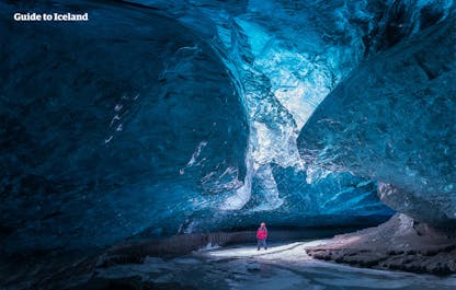 Vea la deslumbrante estructura de una cueva de hielo en tu viaje en coche en invierno.