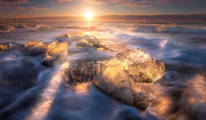 ダイヤモンドビーチを明るく照らす、アイスランドの真夜中の太陽