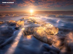 ダイヤモンドビーチを明るく照らす、アイスランドの真夜中の太陽