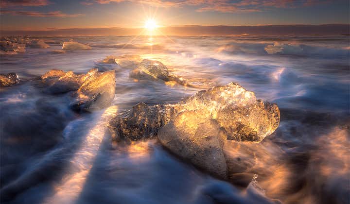 Icebergs scintillants sous la lumière du soleil, sur la Plage de Diamants près de la lagune glaciaire de Jokulsarlon.