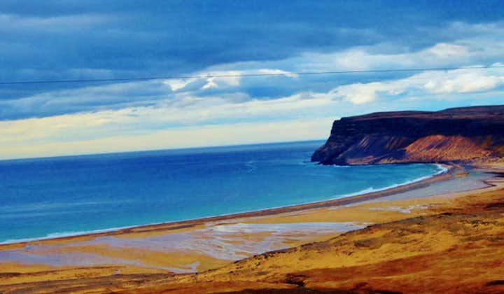 아이슬란드의 남부 웨스트피오르드의 라우다산뒤르 해변. 푸른 바다와 황금빛 해변이 조화를 이루며 절경을 선사합니다. 