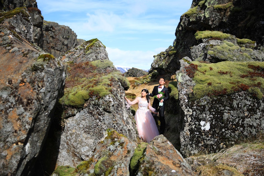 Letni ślub w Parku Narodowym Þingvellir na Islandii. 