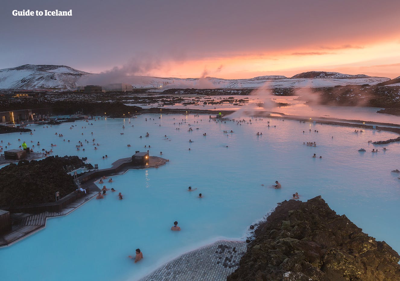 Comienza tu aventura en Islandia visitando Blue Lagoon, enclavada en un campo de lava negro azabache en la península de Reykjanes.