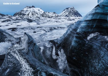 火山灰の層が見えるミルダルスヨークル氷河。「火と氷の国」ならではの地層だ