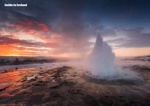 Respirez l'air froid pendant que vous regardez le geyser Strokkur entrer en éruption lors de votre circuit en hiver.