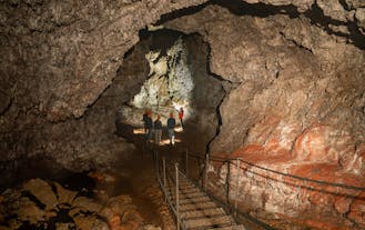 Die Höhle zeigt wunderschöne Farben und Lavaformationen