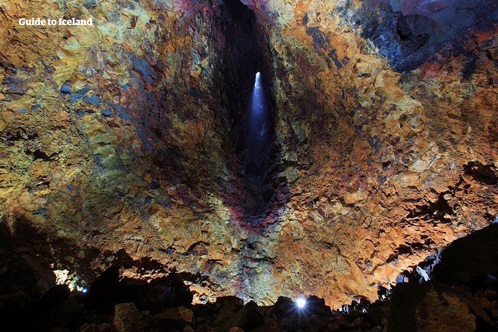 深入冰島休眠火山,領略神秘的火山內部世界