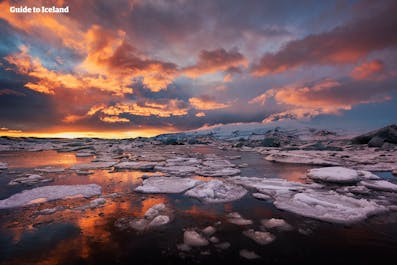 Sotto il sole di mezzanotte, la laguna glaciale di Jökulsárlón è uno splendido paese delle meraviglie.