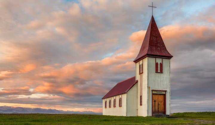 暁の空を背景にスナイフェルネス半島に立つ一堂の教会