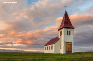 Een eenzame kerk staat op het mooie schiereiland Snaefellsnes, gefotografeerd in de zomer.