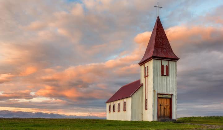Samotny kościół stoi na pięknym półwyspie Snaefellsnes, na zdjęciu lato w pełni.
