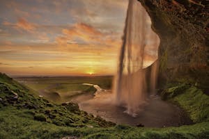 沐浴在午夜阳光中的美丽塞里雅兰瀑布。